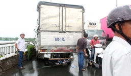 Va chạm với xe tải trên cầu, 2 thanh niên thiệt mạng 