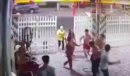 Khởi tố 2 cựu cán bộ Công an xông vào nhà đánh người nhập viện