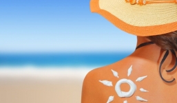 4 cách dùng kem chống nắng hiệu quả khi đi du lịch