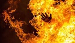 Vợ tưới xăng đốt chồng nguy kịch ở Long An