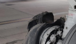 Máy bay chở 168 người hạ cánh khẩn vì bị nổ lốp