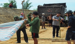 Phát hiện thi thể thanh niên rơi từ thùng xe tải xuống đất