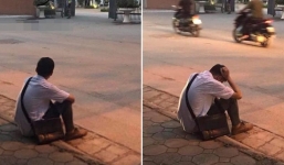 Hình ảnh nam sinh ôm đầu bên đường vì thi không tốt gây 'bão mạng'