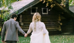 Hàng trăm khách mời nhổ nước bọt vào cô dâu ở Hy Lạp