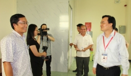 Bộ trưởng Phùng Xuân Nhạ kiểm tra công tác chấm thi ở Bình Định