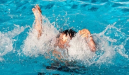 Xuống ao tắm, 3 anh em chết đuối thương tâm