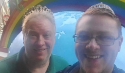 Bố mẹ và con trai bất ngờ cùng tuyên bố mình là người đồng tính