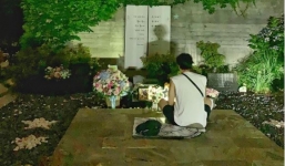 Hình ảnh So Ji Sub lặng người trước mộ của Park Yong Ha gây xúc động