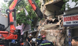 Sập nhà 2 tầng trên phố Hàng Bông, nhiều người bỏ chạy