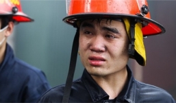 Sự thật bất ngờ phía sau bức ảnh anh lính cứu hỏa rơi nước mắt 'gây bão' MXH