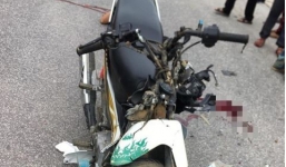 Xe máy đấu đầu xe tải, 2 người thương vong