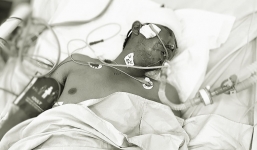 Bé trai 3 tuổi nức nở tìm người thân khi cha bị tai nạn nguy kịch