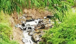 Xe tải lao xuống vực sâu 100m, tài xế chết thảm