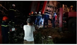 Lật xe khách trong đêm 1 người chết, hàng chục người bị thương