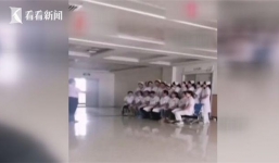 Rủ nhau chụp ảnh suốt 20 phút, nhóm bác sĩ để cụ bà tử vong gây phẫn nộ