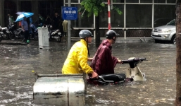 Hà Nội mưa lớn, nhiều tuyến phố 'chìm' trong biển nước