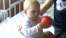 Bé trai 11 tháng tuổi sống sót thần kỳ khi rơi từ tầng 5