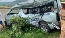 Băng qua đường sắt, ô tô bị tàu đâm biến dạng khiến 3 người tử vong 