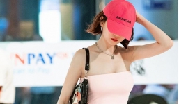 Ngọc Trinh chỉ đội mũ che mặt ở sân bay, dân tình đã đứng ngồi không yên