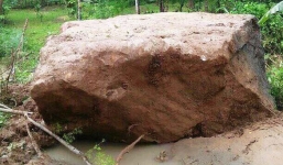 Tảng đá 40 tấn lăn xuống khu dân cư, 8 hộ dân di dời khẩn cấp