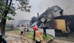 Đang cháy lớn tại kho xưởng nhựa cạnh Aeon Mall Long Biên
