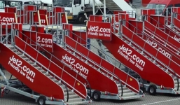 Máy bay hạ cánh khẩn vì phi công mắc bệnh đột ngột