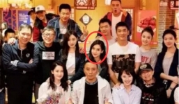 Đứng giữa trung tâm bức ảnh, Angelababy bị 'ném đá' dữ dội