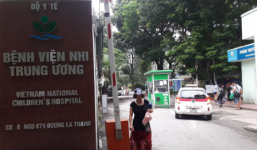 Thêm vụ cháu bé 3 tuổi bị bỏ quên hơn 7 tiếng trên xe đưa đón