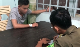 Hai con nghiện phá nóc xe tù bỏ trốn khi dừng đèn đỏ