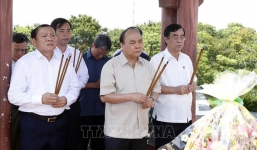 Thủ tướng Nguyễn Xuân Phúc dâng hương tưởng nhớ các Anh hùng Liệt sỹ tại Quảng Trị