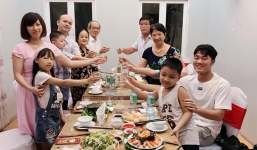 Xuân Trường hạnh phúc bên gia đình trong ngày sinh nhật mẹ