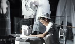 Đàm Vĩnh Hưng gây chú ý với tạo hình thợ may trong show thời trang