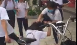Làm rõ vụ sinh bị bạn túm tóc, đánh tới tấp ở Bình Dương