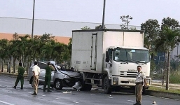 Xe 7 chỗ lao vào đuôi xe tải, 5 người thương vong