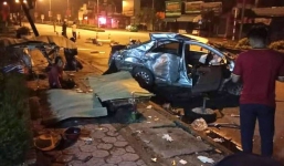 Xe khách đâm taxi giữa đêm khiến 3 người tử vong