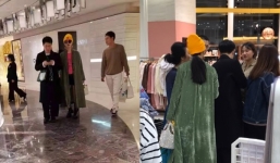 Bắt gặp Phạm Băng Băng đi mua sắm cùng trai lạ ở Nhật Bản