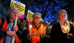 Người dân Anh thắp nến cầu nguyện cho 39 nạn nhân tử vong trong container