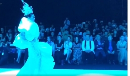 Thanh Hằng tòa sáng với vương miện khi làm vedette kết màn cho show thời trang 