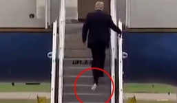 Hình ảnh Tổng thống Trump bị dính giấy vào giày gây 'bão'