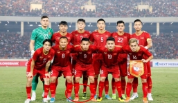 Duy Mạnh dành cả thanh xuân chỉ để kiễng chân khi chụp ảnh tập thể