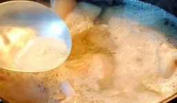 Thực hư về lớp bọt nổi lên khi nấu canh xương, sạch hay bẩn?