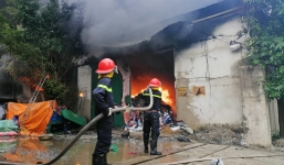 Hà Nội: Xưởng ga, gối đệm bốc cháy ngùn ngụt