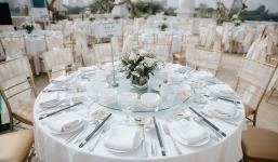 Hé lộ hình ảnh nhẫn kim cương và tiệc cưới xa hoa trong hôn lễ MC Hoàng Oanh