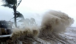 Tin bão mới nhất, bão giật cấp 13 áp sát Biển Đông