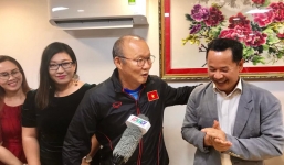 Hành động của thầy Park đập tan tin đồn 'khai trừ' trợ lý ngôn ngữ Lê Duy Khoa