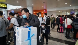Khiếp đảm với virus Corona, du khách Trung Quốc cố thủ ở Nội Bài không về nước