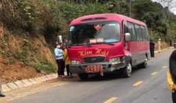 Xe máy đấu đầu xe khách, 3 người trong gia đình tử vong