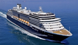 Du thuyền chở 2.200 khách lênh đênh vì bị 'hắt hủi' giữa đại dịch corona