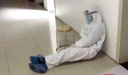 Sự thật phía sau bức ảnh bác sĩ ngủ gục cạnh tường giữa vùng dịch corona