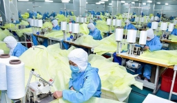 Sử dụng làm găng tay y tế, bao cao su ở Trung Quốc khan hiếm giữa đại dịch corona